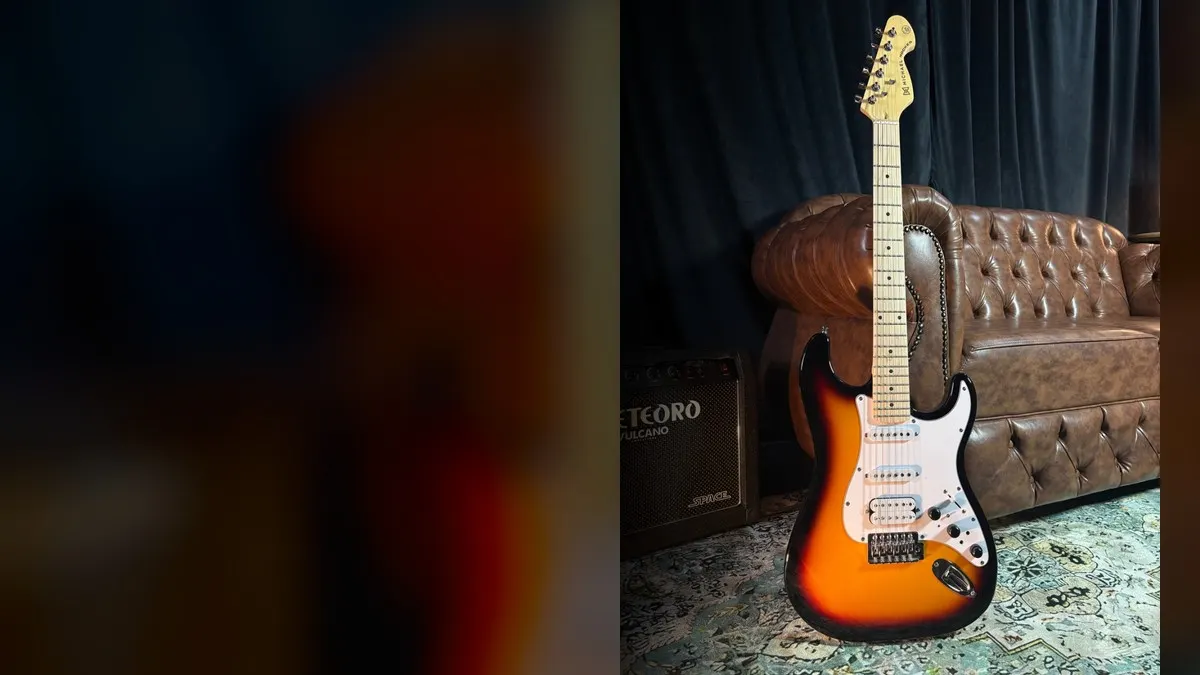Guitarra no Estúdio Constelação, com amplificador e sofá de couro