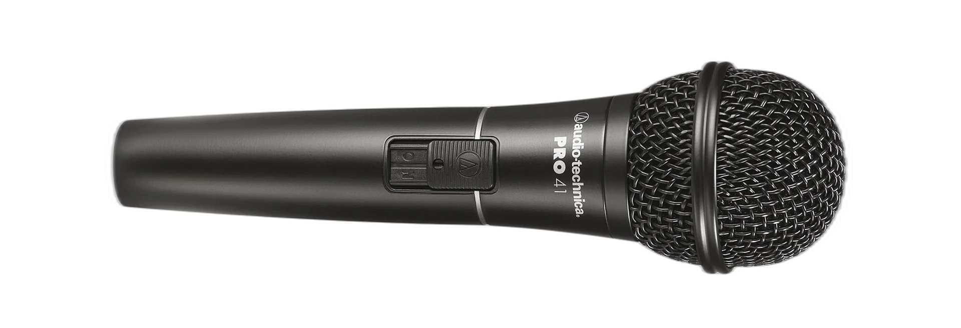 Vocalista se apresentando com o microfone PRO41