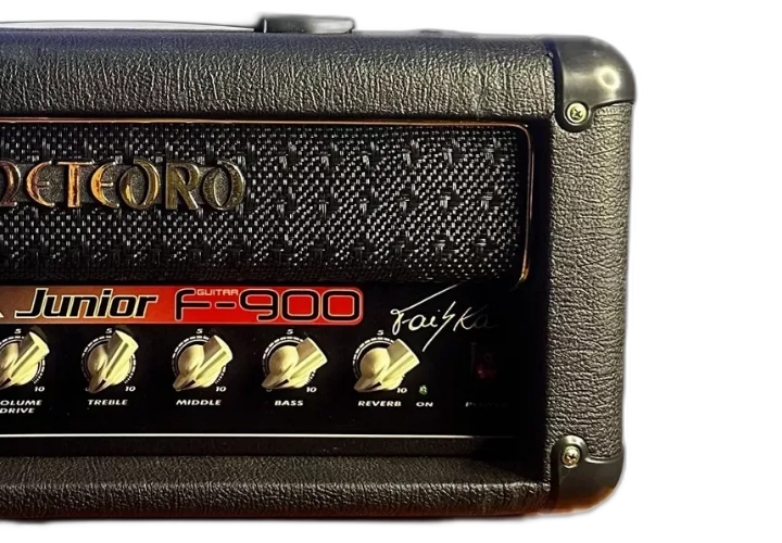 Controles com Drive, Reverb e EQ 3 Bandas